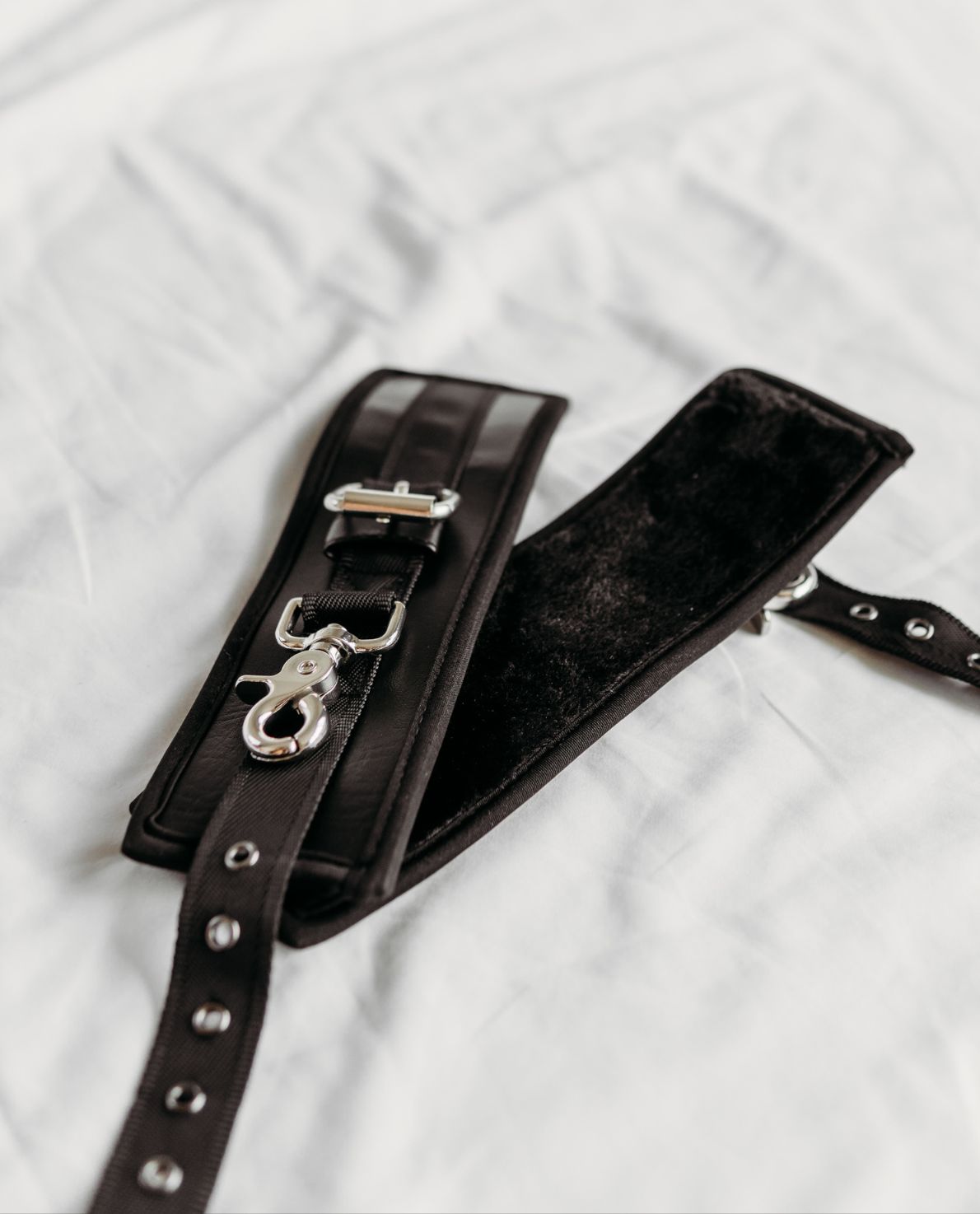 Comfortable fur lining and heavy duty metal swivel hooks.