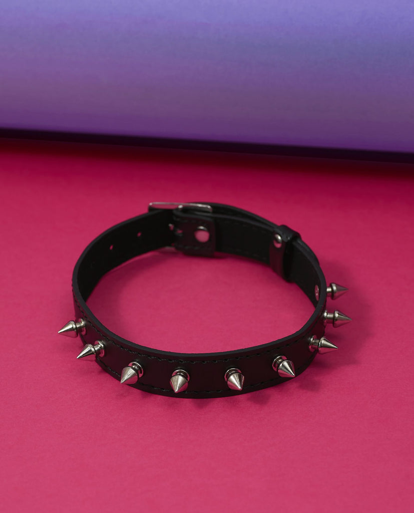 Whether you're going for a rebellious rock and roll look or just want to add a bit of sass to your outfit, this collar is the way to go!