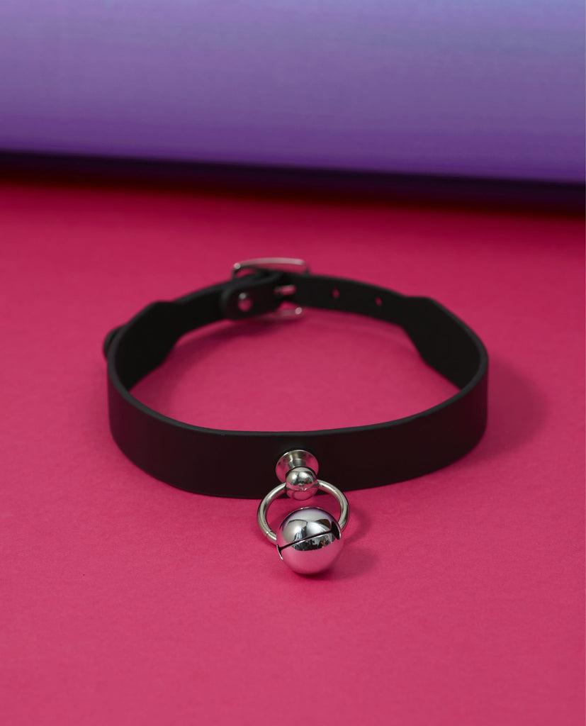 Crafted from edgy leather-like material, your cat is bound to look irresistibly sassy. Meow!